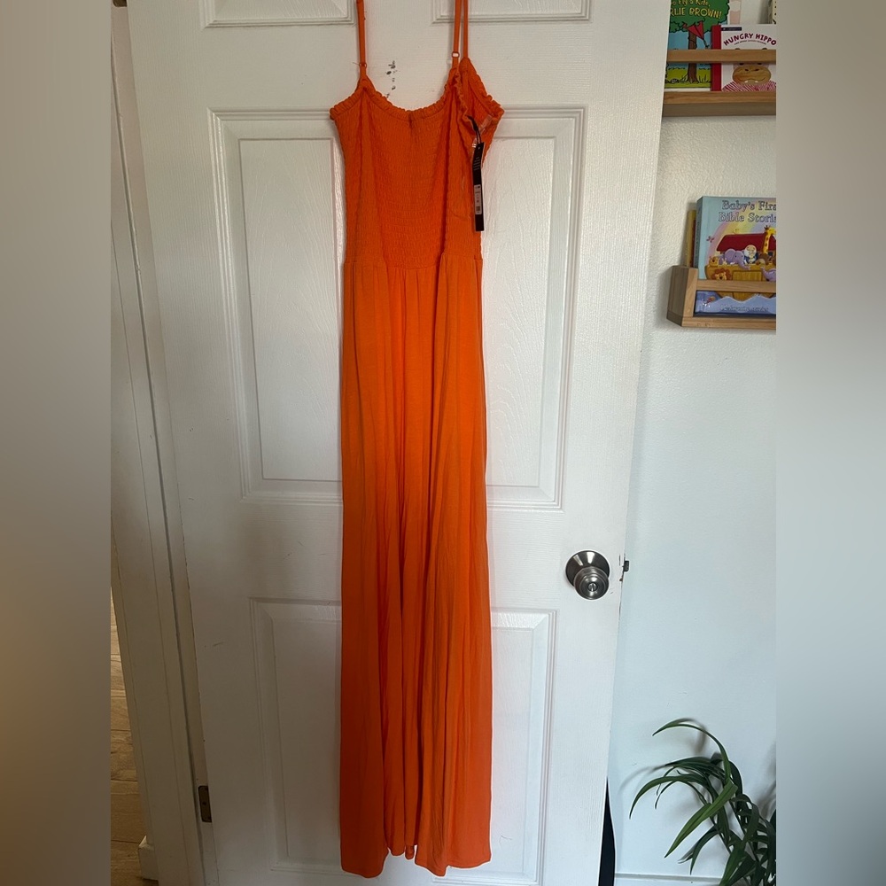 Never worn still has tags fashion nova summer dress. Has pockets as well